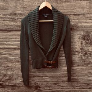 Ralph Lauren Sweater with Leather Fasteners.
Size Small.